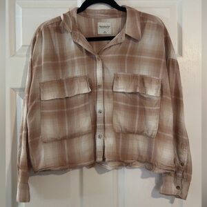 Soft A&F 90s tan button up cropped flannel